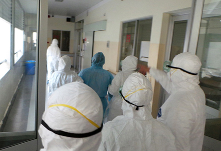 Hành khách đến từ nước có dịch Ebola bị sốt được đưa vào phòng cách ly theo dõi sức khỏe tại Bệnh viện Bệnh Nhiệt đới TP.HCM.
